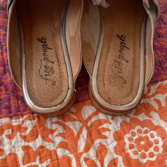 Free People At Ease Metallic Leather Slides  Size 38/8 - Picture 3 of 11